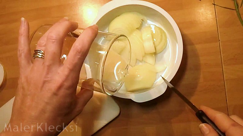 Zwiebelringe mit Wasser